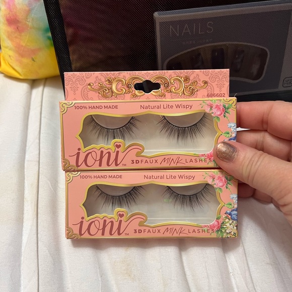 New Makeup Bundle of 9 Contains Lashes, Nails, Blush, Mascara highlighters & Bag - Picture 3 of 10